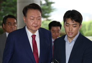 韩国前总统尹锡悦出席内乱特检组第二次传唤调查
