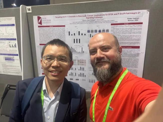 周福生与土耳其教授Mumin Alper Erdogan合影/图片来自受访者