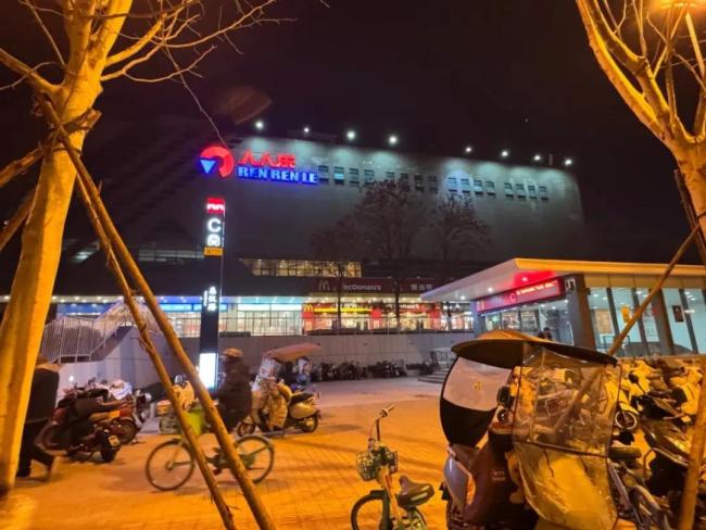 腾挪“保壳”中的人人乐：准歇业、异动和购物卡“窟窿” 