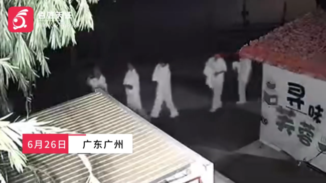 广州凌晨50余人穿白衣夜行